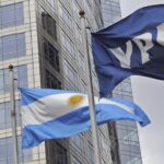 El fondo Burford pidió que pasen a su nombre el 51% de las acciones de YPF que tiene el Estado argentino